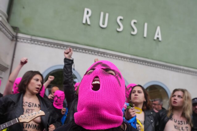 „Pussy Riot“ ir FEMEN priešais Rusijos paviljoną Venecijos bienalėje surengė protestą