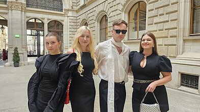 „Eurovizijos“ atidarymo ceremonijai pritariamieji vokalistai pasipuošė simboliniais motyvais