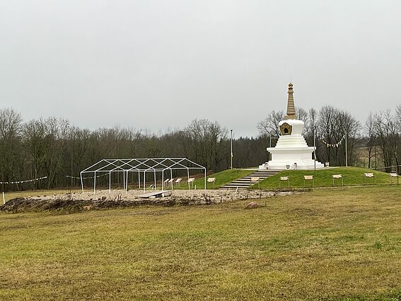 Musninkų pašonėje esančiame Rusokų kaime įsikūręs budistų „Dharmachakra“ centras su ant kalvos stovinčia Namgyäl stupa