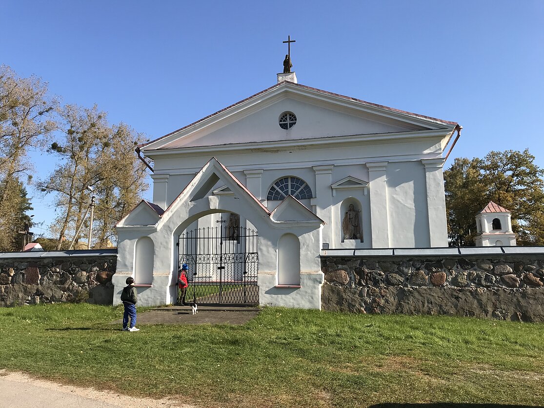 Į sumažintą Vilniaus katedrą kiek panaši klasicistinė, Šv. Jono Krikštytojo bažnyčia su dviem varpinėmis, spėjama, projektuota L. Stuokos-Gucevičiaus