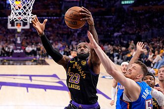  LeBronas Jamesas ir Isaiah Hartensteinas