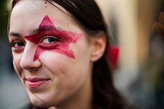 Eurovizinės arenos prieigose – išsipuošę gerbėjai 