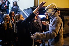 Po sėkmingo „Eurovizijos“ pusfinalio Lion Ceccah prie viešbučio pasitiko į Vieną atvykę artimieji