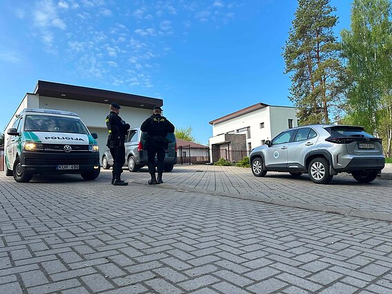 Policijos pareigūnai prie Remigijaus Žemaitaičio namų
