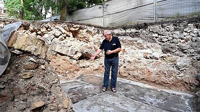 Dr. Jonas Seligmanas prie sinagogos kasinėjimų