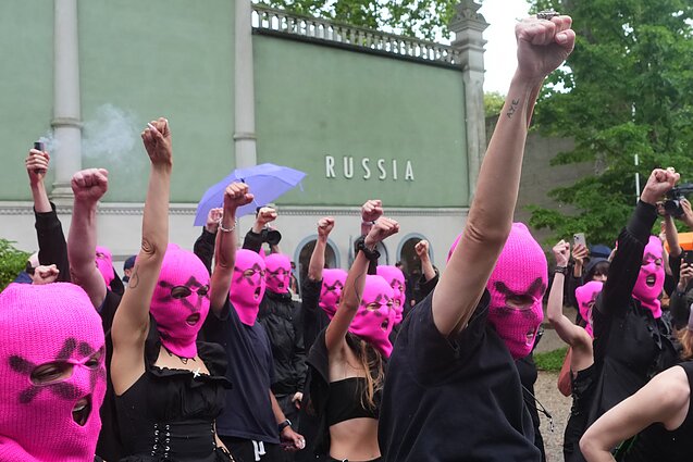 „Pussy Riot“ ir FEMEN priešais Rusijos paviljoną Venecijos bienalėje surengė protestą