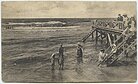 Moterys ir vaikai maudosi prie Palangos jūros tilto, 1905 m. Damos dėvi maudymosi sukneles ir skrybėles, o vaikai – uždarus maudymosi kostiumus. Paulinos Mongirdaitės atvirukas.