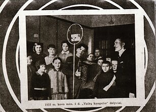 Radijo laidos „Vaikų kampelis” dalyviai Kauno radiofone. 1933 m. Prie mikrofono – Petras Biržys ir pranešėjas Petras Babickas