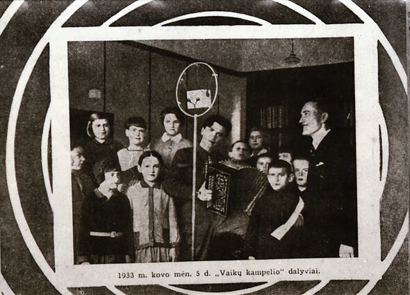 Radijo laidos „Vaikų kampelis” dalyviai Kauno radiofone. 1933 m. Prie mikrofono – Petras Biržys ir pranešėjas Petras Babickas