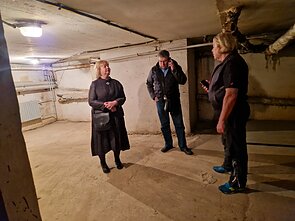 Po paskelbto oro pavojaus gyventojai renkasi į slėptuves Ignalinoje
