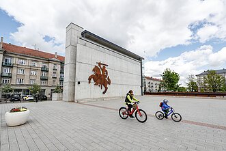 Prisikėlimo aikštėje esančiame keturių aukštų statinyje įrengta apžvalgos aikštelė