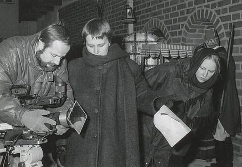 Iš kairės: operatorius Vytautas Vyšniauskas, režisierės Neringa Čereškevičienė ir Asta Einikytė. 1995 m. 