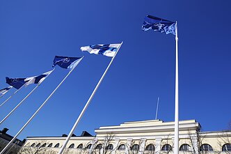 Suomijos ir NATO vėliavos