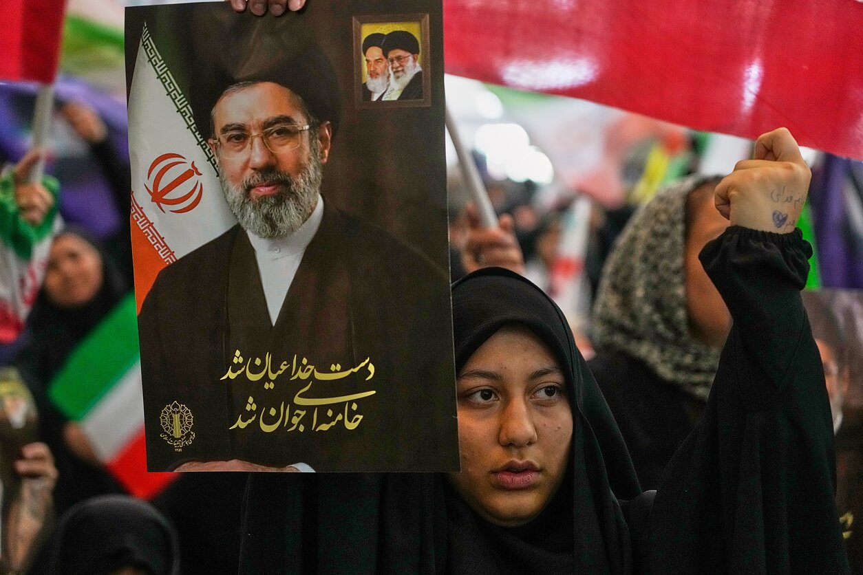 Moteris laiko Mojtabos Khamenei atvaizdą