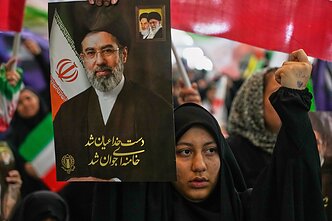 Moteris laiko Mojtabos Khamenei atvaizdą