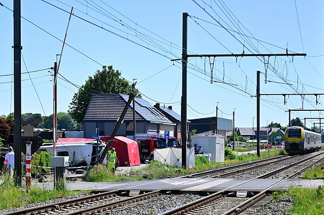Belgijoje traukinys rėžėsi į mokyklinį autobusą