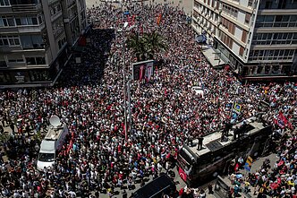 Turkijos Izmiro mieste policija panaudojo vandens patrankas prieš demonstrantus, protestavusius prieš didžiausios opozicinės partijos vadovybės nušalinimą