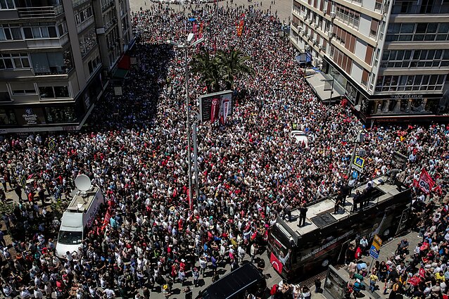 Turkijos Izmiro mieste policija panaudojo vandens patrankas prieš demonstrantus, protestavusius prieš didžiausios opozicinės partijos vadovybės nušalinimą