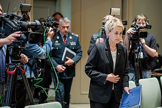Spaudos konferencija, skirta pristatyti naujas teisėsaugos priemones kovai su sukčiais. Spaudos konferencija, skirta pristatyti naujas teisėsaugos priemones kovai su sukčiais.