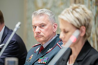 Spaudos konferencija, skirta pristatyti naujas teisėsaugos priemones kovai su sukčiais. Spaudos konferencija, skirta pristatyti naujas teisėsaugos priemones kovai su sukčiais.