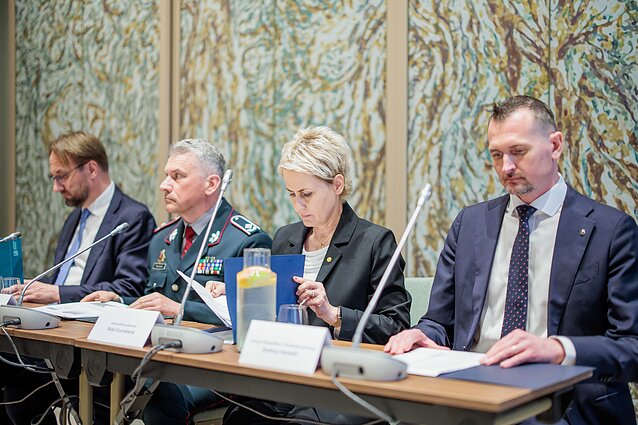 Spaudos konferencija, skirta pristatyti naujas teisėsaugos priemones kovai su sukčiais. Spaudos konferencija, skirta pristatyti naujas teisėsaugos priemones kovai su sukčiais.