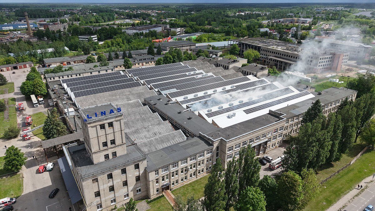 Gaisras Panevėžio „Lino“ įmonėje: užsidegė saulės elektrinės moduliai