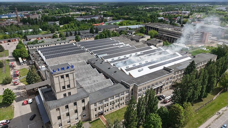 Gaisras Panevėžio „Lino“ įmonėje: užsidegė saulės elektrinės moduliai