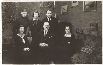 Diplomatas Petras Klimas svečiuojasi brolio Sergijaus Klimo bute Kaune. Iš kairės sėdi: Konstancija Klimienė, P. Klimas, Elena Klimienė. Iš kairės stovi: Gediminas Klimas, Aldona Klimaitė. Kaunas, 20 a. 3 dešimtmetis.