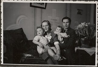 Ekonomistas Jonas Masiulis su dukra Silvija ir žmona Angelė Masiulienė su sūnumi Petru ant rankų savo namų salone Kaune Perkūno alėjoje, apie 1937 m.