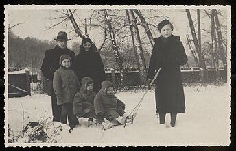 Vladas ir Kazimiera Litvinai kartu su vaikais Kazimieru, Vladislava ir Irena bei tarnaite Onute. Kaunas, 1938 m. vasario 24 d.