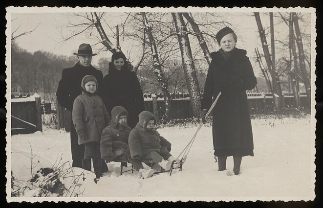 Vladas ir Kazimiera Litvinai kartu su vaikais Kazimieru, Vladislava ir Irena bei tarnaite Onute. Kaunas, 1938 m. vasario 24 d.