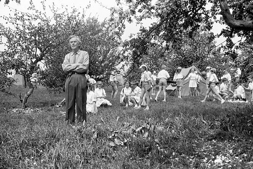 Priekyje aktorius Mykolas Valdas Jatautis, Klaipėdos vaikų šokių kolektyvas „Žiogelis“. 1987 m. 
