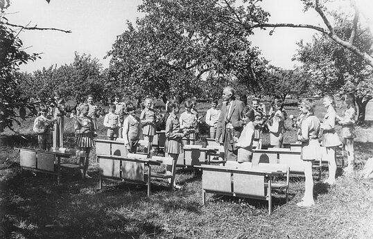 Aktorius Mykolas Valdas Jatautis, Klaipėdos vaikų šokių kolektyvas „Žiogelis“. 1987 m. 