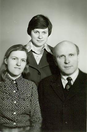 V. Dagienė (Piekaitė), A. Petrauskienė (Baliūnaitė) ir G. Grigas – Paskalio transliatoriaus kūrėjai