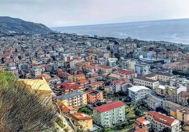 Nuo kalvos atsiverianti Amantėjos miesto panorama