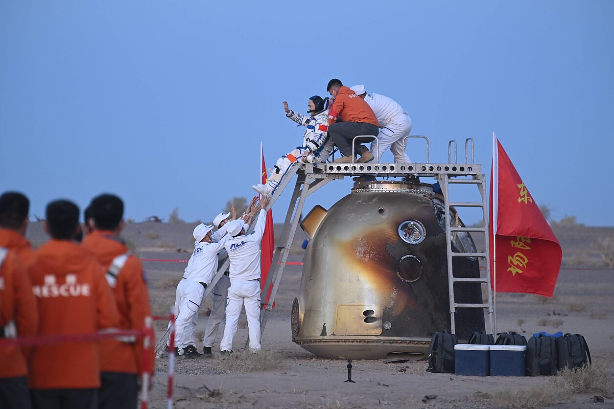 Į Žemę grįžo trys Kinijos misijos „Shenzhou 21“ taikonautai