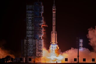 Į Žemę grįžo trys Kinijos misijos „Shenzhou 21“ taikonautai