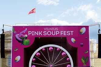 Šaltibarščių festivalis sostinėje prasidėjo grandioziniu koncertu ir šaltibarščių teismu