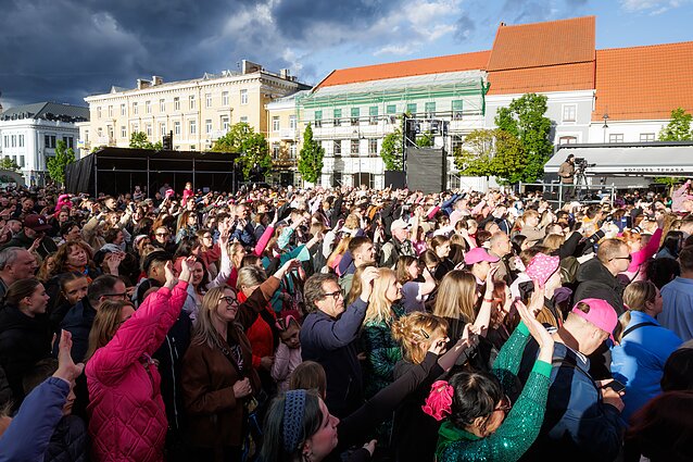 Šaltibarščių festivalis sostinėje prasidėjo grandioziniu koncertu ir šaltibarščių teismu