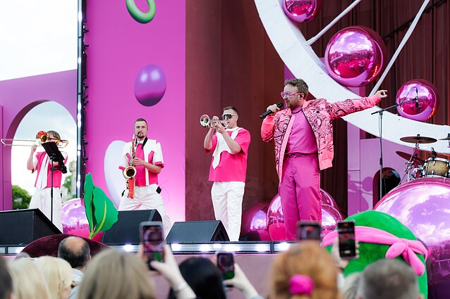 Šaltibarščių festivalis sostinėje prasidėjo grandioziniu koncertu ir šaltibarščių teismu