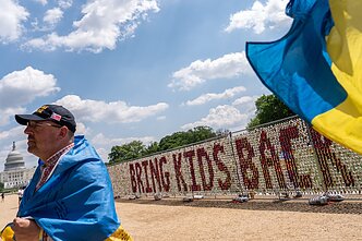 Tūkstančiai meškiukų Vašingtone, vaizduojančių vaikus, kuriuos Rusija deportavo iš Ukrainos