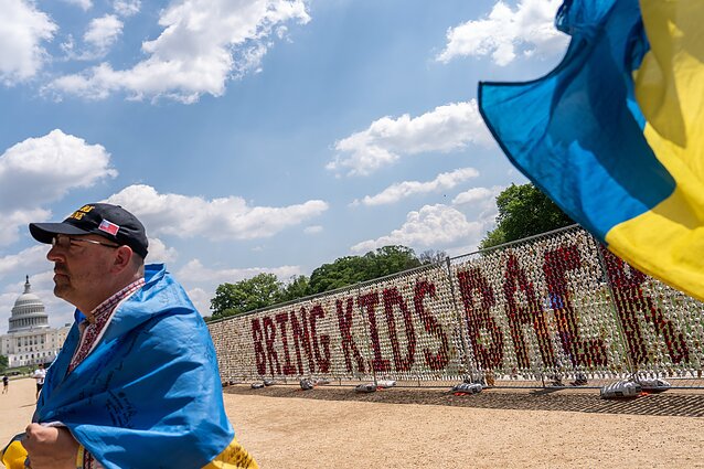 Tūkstančiai meškiukų Vašingtone, vaizduojančių vaikus, kuriuos Rusija deportavo iš Ukrainos
