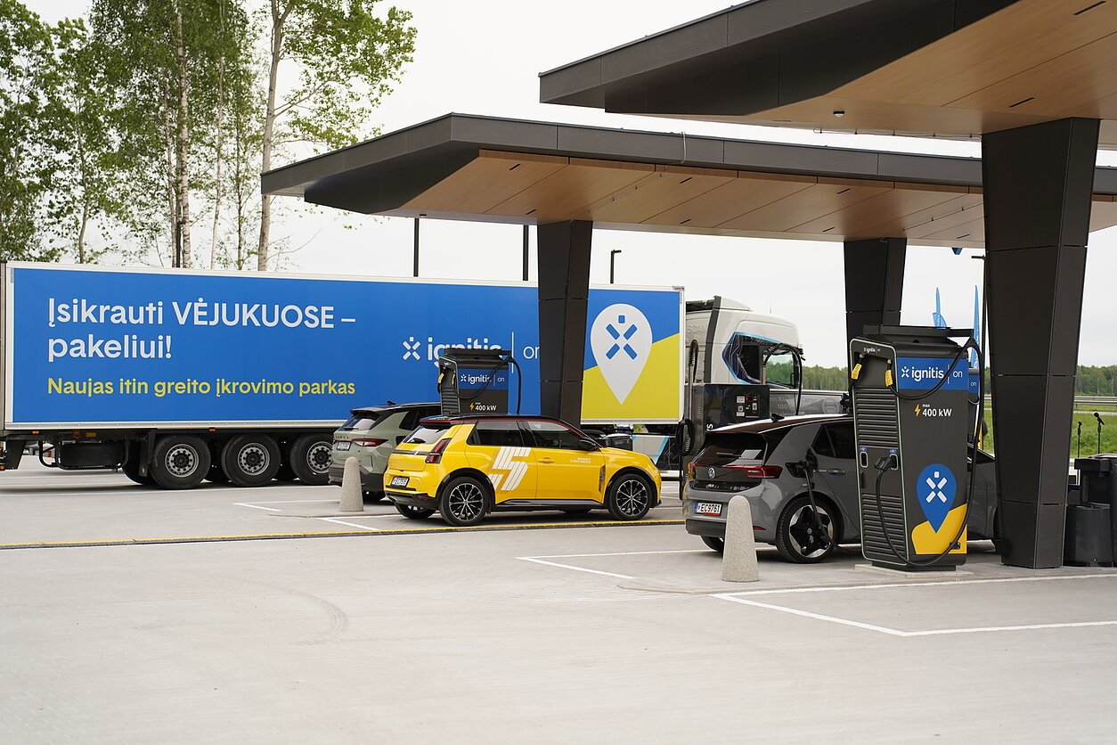 Kelyje Vilnius–Klaipėda atidarytas naujos kartos elektromobilių įkrovimo parkas