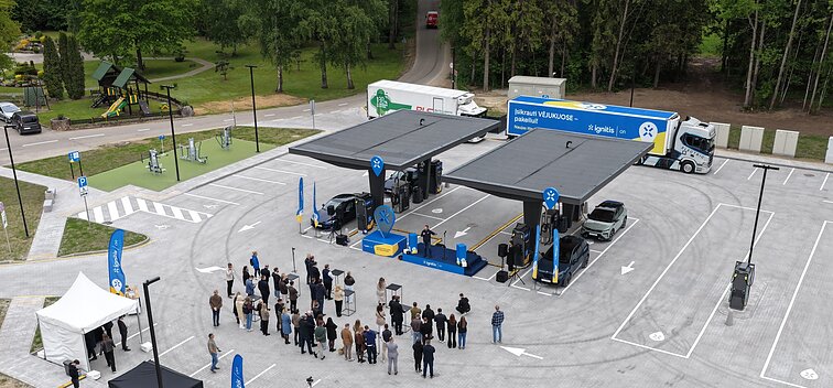 Kelyje Vilnius–Klaipėda atidarytas naujos kartos elektromobilių įkrovimo parkas