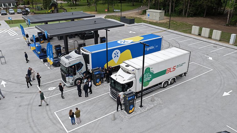Kelyje Vilnius–Klaipėda atidarytas naujos kartos elektromobilių įkrovimo parkas