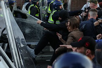 Dėl vaizdo įrašo, kuriame JK policija surakina mirštantį studentą, kilo susirėmimai Dėl vaizdo įrašo, kuriame JK policija surakina mirštantį studentą, kilo susirėmimai