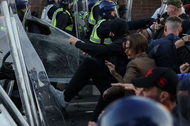 Dėl vaizdo įrašo, kuriame JK policija surakina mirštantį studentą, kilo susirėmimai Dėl vaizdo įrašo, kuriame JK policija surakina mirštantį studentą, kilo susirėmimai