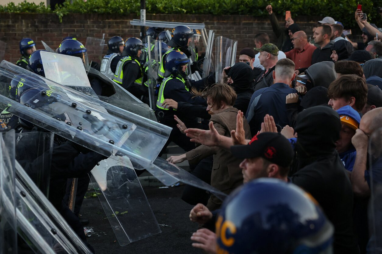 Dėl vaizdo įrašo, kuriame JK policija surakina mirštantį studentą, kilo susirėmimai Dėl vaizdo įrašo, kuriame JK policija surakina mirštantį studentą, kilo susirėmimai