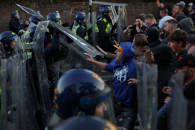Dėl vaizdo įrašo, kuriame JK policija surakina mirštantį studentą, kilo susirėmimai Dėl vaizdo įrašo, kuriame JK policija surakina mirštantį studentą, kilo susirėmimai