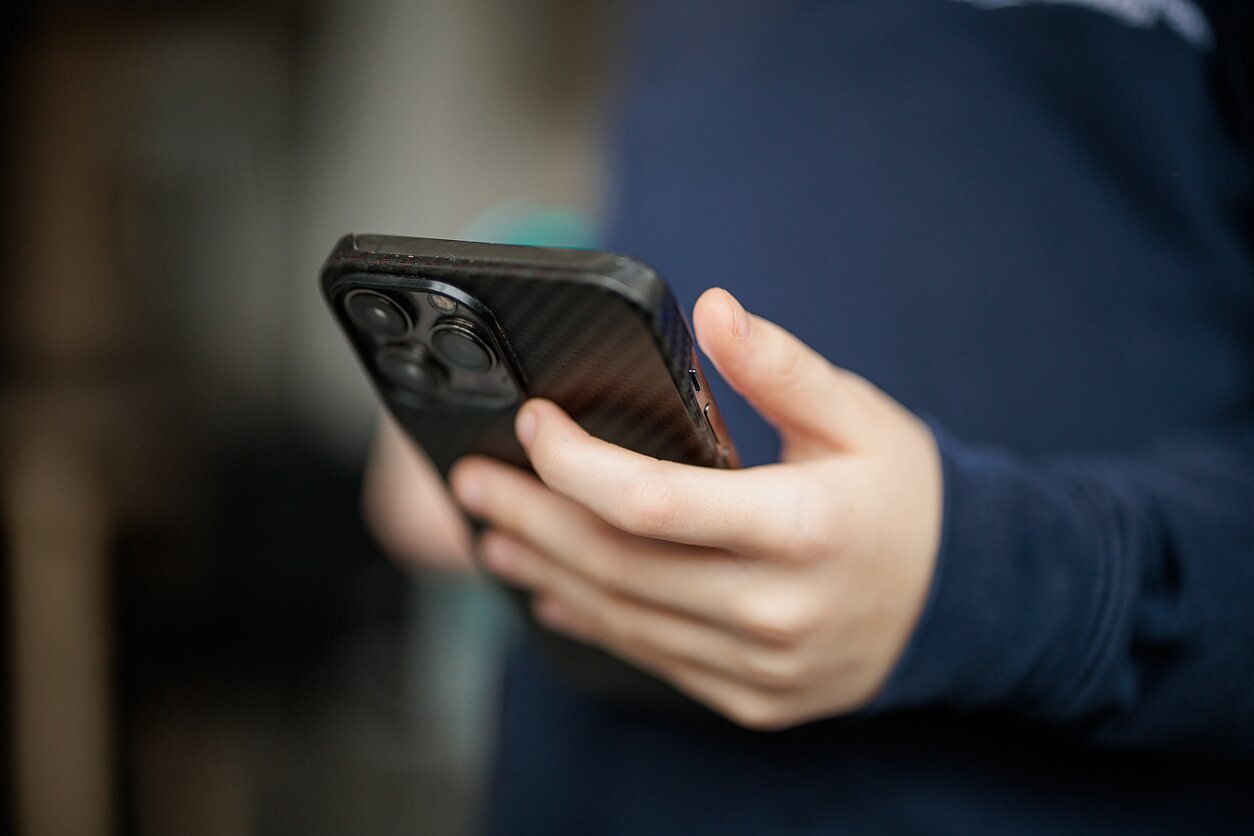 Vaikas su mobiliu telefonu Vaikas su mobiliu telefonu